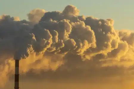 Ces minuscules particules de plastique qui flottent dans l'air accélèrent le réchauffement climatique : les climatologues alertent sur un danger que personne n'avait anticipé