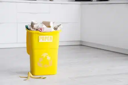 Beaucoup de gens ne le réalisent pas, mais ce déchet qu'ils jettent à la poubelle grise va désormais dans la jaune : les centres de tri confirment