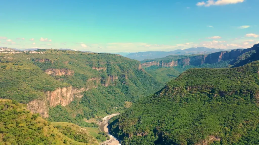 Des géologues confirment que l'Afrique se déchire lentement en deux : un nouvel océan est déjà en train de naître sous les pieds de 300 millions d'habitants