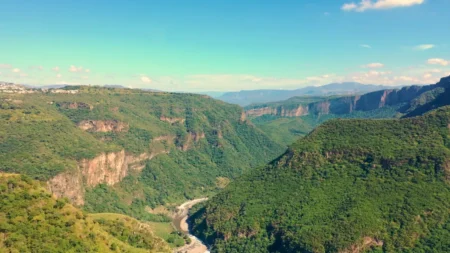 Des géologues confirment que l'Afrique se déchire lentement en deux : un nouvel océan est déjà en train de naître sous les pieds de 300 millions d'habitants
