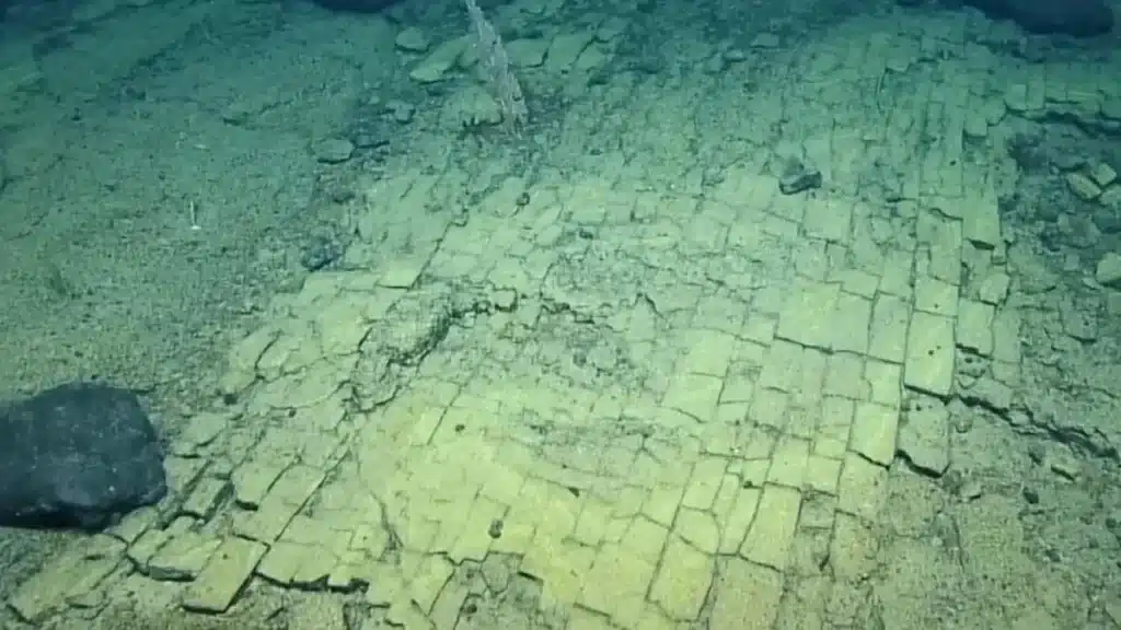 Ce chemin de briques jaunes parfaitement alignées repose à 3 000 mètres sous la mer, et les géologues peinent encore à l'expliquer