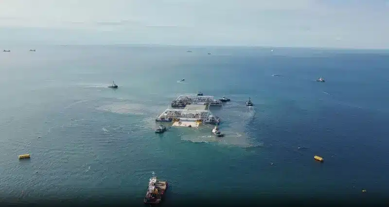 Des blocs de 73 000 tonnes viennent d'être posés au fond de la mer : le plus grand tunnel immergé du monde reliera l'Allemagne au Danemark