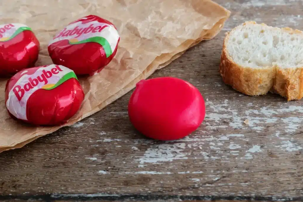 Tout le monde retire la cire rouge du Babybel sans savoir à quoi elle sert vraiment