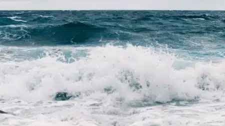 Au milieu de l'Atlantique, un point refroidit alors que la planète se réchauffe : les océanographes savent enfin pourquoi et c'est inquiétant