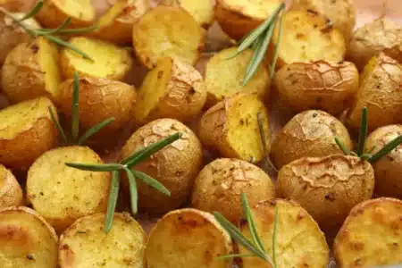 Pourquoi beaucoup de gens mettent leurs pommes de terre au frigo en été alors que les maraîchers déconseillent formellement cette habitude