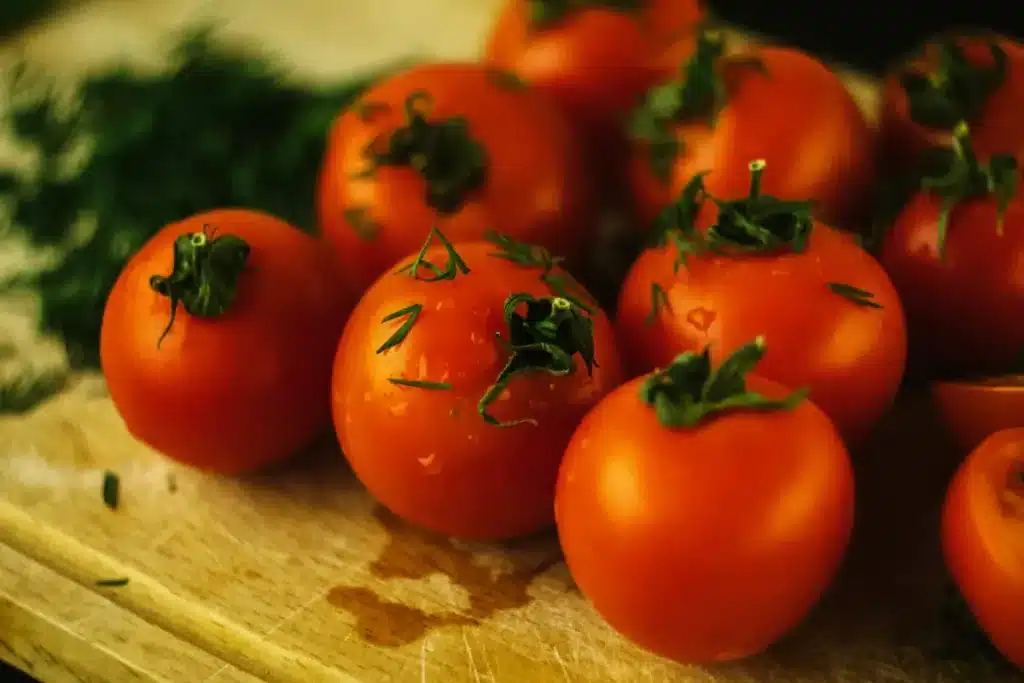 Ni frigo ni corbeille : un expert révèle où il pose ses tomates, et ça change tout à leur conservation