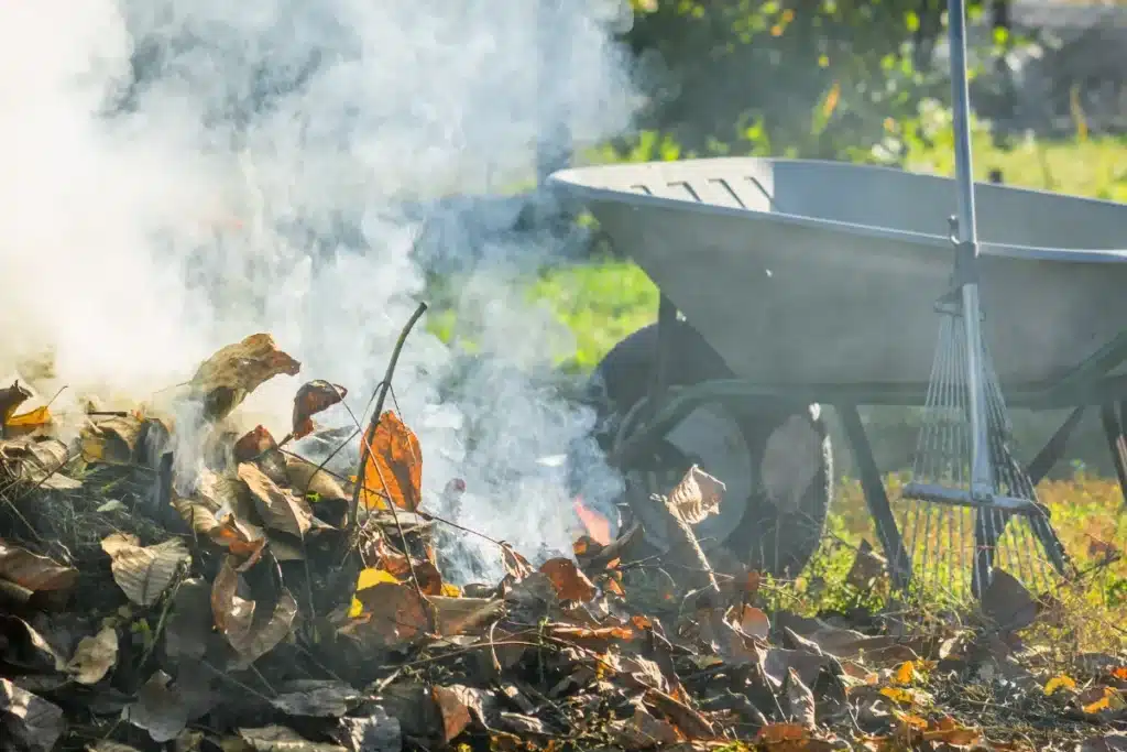 Beaucoup de gens ne le réalisent pas, mais brûler ses déchets verts dans son jardin peut coûter jusqu'à 750€ d'amende, même en zone rurale