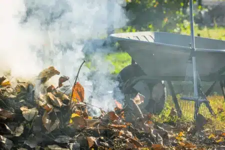 Beaucoup de gens ne le réalisent pas, mais brûler ses déchets verts dans son jardin peut coûter jusqu'à 750€ d'amende, même en zone rurale
