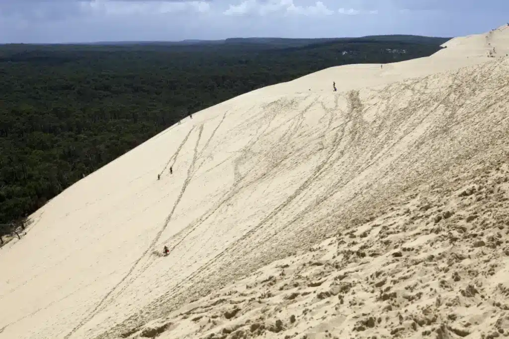 Après 30 ans de montées, l'escalier de la dune du Pilat tire sa révérence : les visiteurs ne s'attendent pas à ce qui va le remplacer