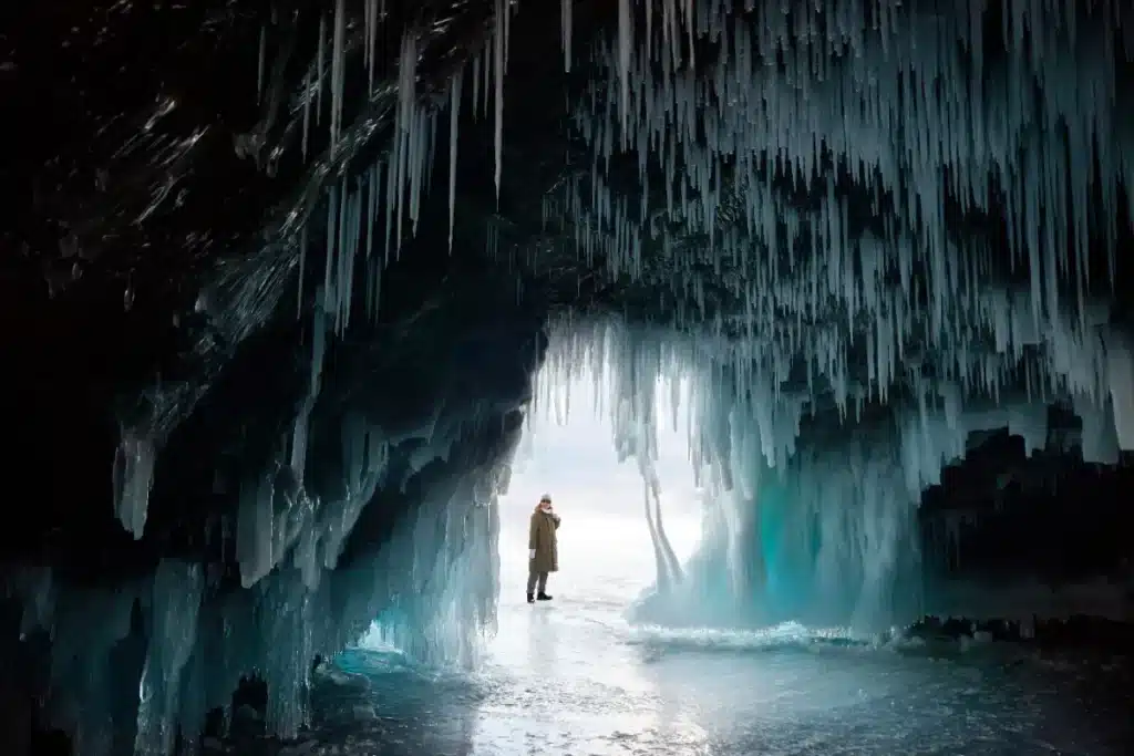 Ni le réchauffement climatique ni les canicules n'y changent rien : cette glace du Jura résiste depuis des siècles sous terre
