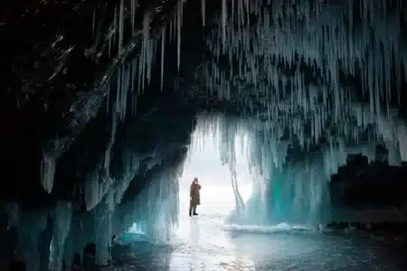 Ni le réchauffement climatique ni les canicules n'y changent rien : cette glace du Jura résiste depuis des siècles sous terre