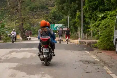 Pourquoi le Népal jette volontairement du plastique dans ses rues alors que le monde entier essaie de s'en débarrasser