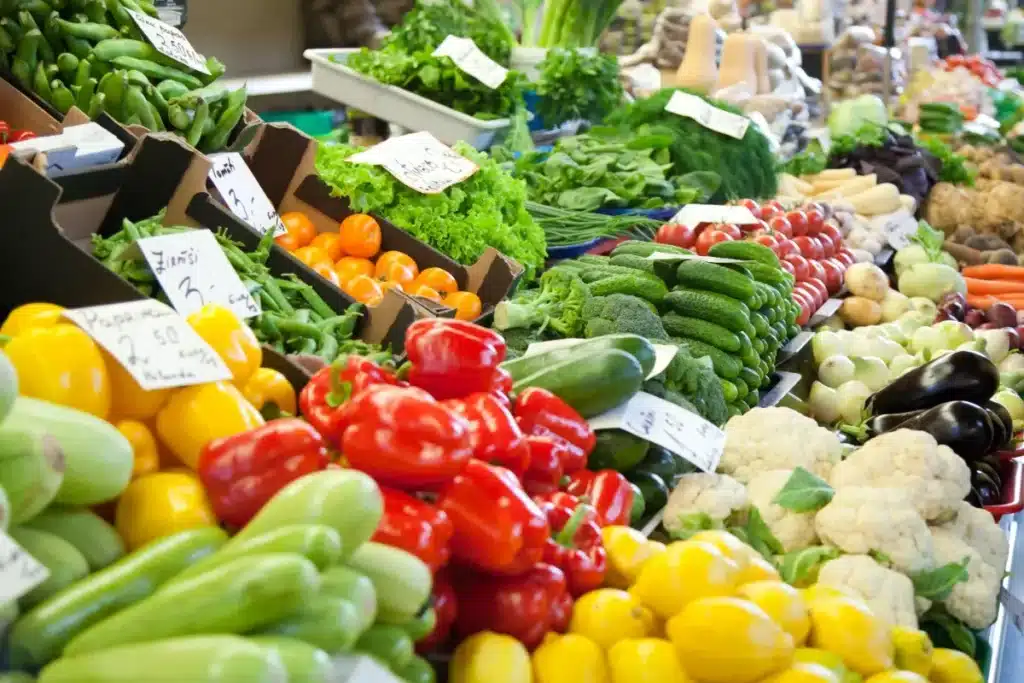 Ni le vinaigre ni le citron : la seule méthode à moins d'1€ qui élimine vraiment les pesticides des fruits, selon une étude