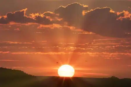 Pourquoi la Terre ne sera peut-être jamais avalée par le Soleil : une équipe d'astrophysiciens vient de redéfinir le sort final de notre planète