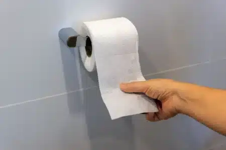 Pourquoi de plus en plus de Français remplacent leur papier toilette par cette méthode japonaise et économique