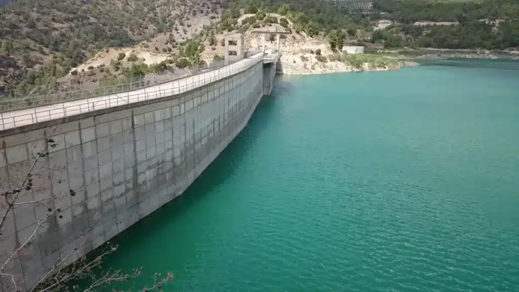 On a dépensé des millions en passes à poissons sur les barrages français : après 10 obstacles, moins de 3 % des poissons passent encore