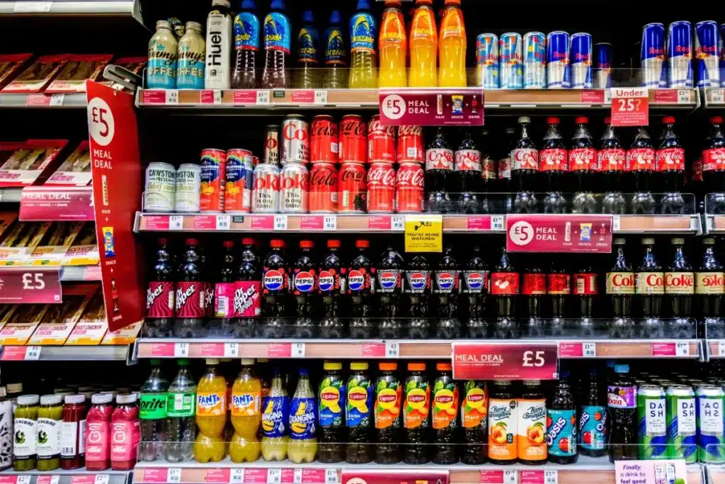 Coca-Cola et Orangina soutiennent la consigne plastique du gouvernement : des maires et associations dénoncent « du greenwashing pur et simple »