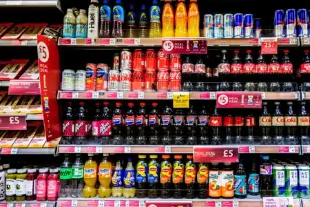 Coca-Cola et Orangina soutiennent la consigne plastique du gouvernement : des maires et associations dénoncent « du greenwashing pur et simple »
