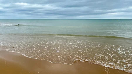 Des années après le Débarquement, des géologues analysent le sable d'une plage normande : 4% des grains sont encore des éclats d'obus
