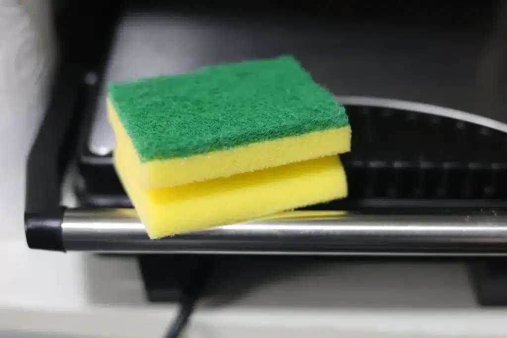 Votre éponge de cuisine contient plus de bactéries que vos toilettes : un microbiologiste révèle la seule méthode qui les élimine en 2 minutes