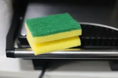 Votre éponge de cuisine contient plus de bactéries que vos toilettes : un microbiologiste révèle la seule méthode qui les élimine en 2 minutes