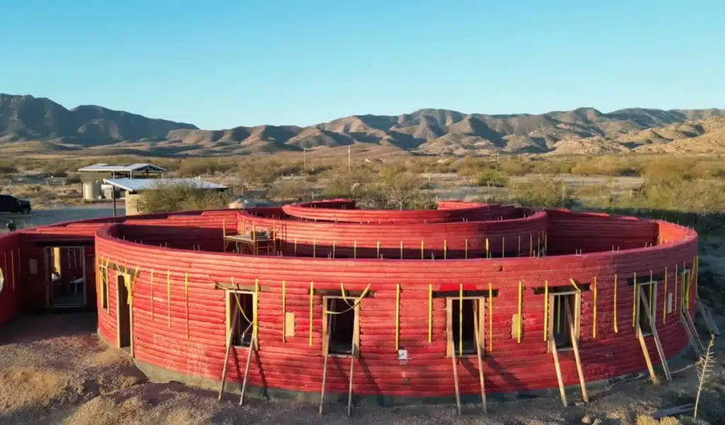 Cette famille de six vit en plein désert et construit sa maison avec de la terre : ils ont bâti « leur propre petit oasis dans le désert »