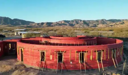 Cette famille de six vit en plein désert et construit sa maison avec de la terre : ils ont bâti « leur propre petit oasis dans le désert »
