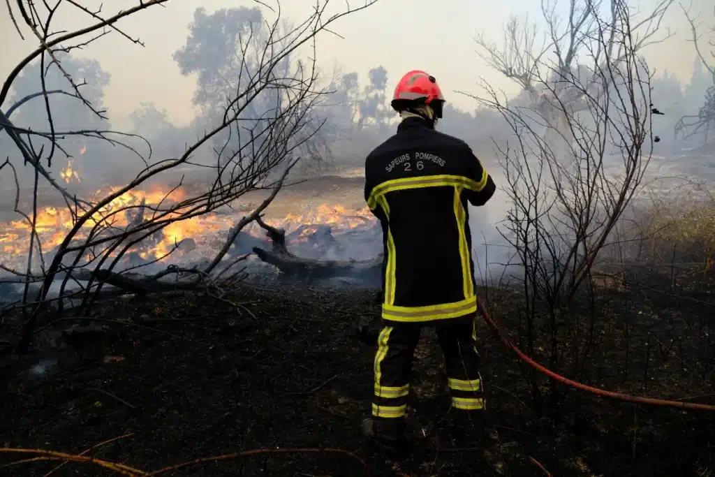 Ce 26 juillet en Gironde, le feu a encore gagné du terrain : 42 000 hectares partis en fumée alors que la préfète interdit tout retour des évacués