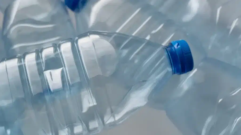 L'UE autorise le recyclage chimique des bouteilles en plastique : les industriels jubilent tandis que les ONG dénoncent un « permis de polluer »