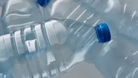 L'UE autorise le recyclage chimique des bouteilles en plastique : les industriels jubilent tandis que les ONG dénoncent un « permis de polluer »