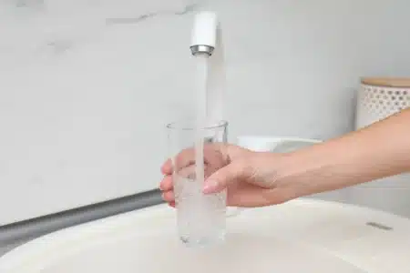 L'Autorité européenne divise par 3,5 la dose admissible d'un polluant éternel dans l'eau