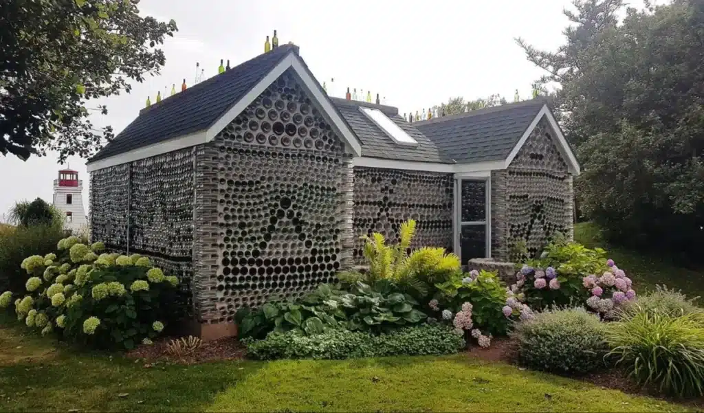 Une mère et sa fille empilent 8 000 bouteilles en verre recyclé : le résultat est une maison de 7 chambres qui laisse les architectes sans voix