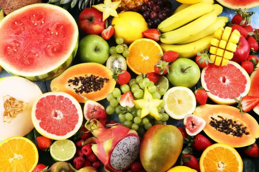 Ni l'eau ni le bicarbonate : une étude révèle ce qui élimine vraiment 99% des pesticides sur vos fruits en 2 minutes