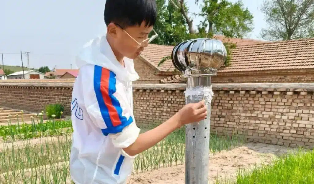 Il a 14 ans et il « fabrique » de l'eau en plein désert : les ingénieurs n'en reviennent pas de la simplicité de son invention