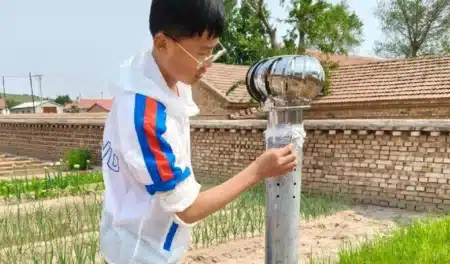 Il a 14 ans et il « fabrique » de l'eau en plein désert : les ingénieurs n'en reviennent pas de la simplicité de son invention