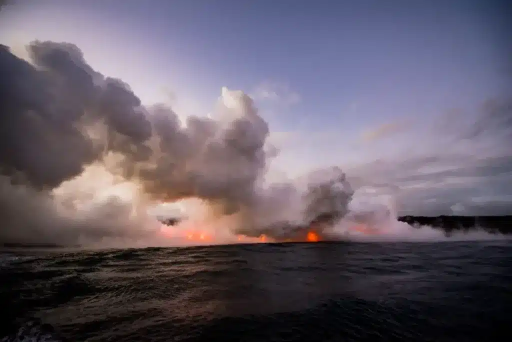 À quelques kilomètres des côtes, un volcan que personne n'avait repéré montre encore des signes d'activité : les géologues n'en reviennent pas