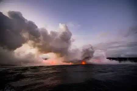 À quelques kilomètres des côtes, un volcan que personne n'avait repéré montre encore des signes d'activité : les géologues n'en reviennent pas