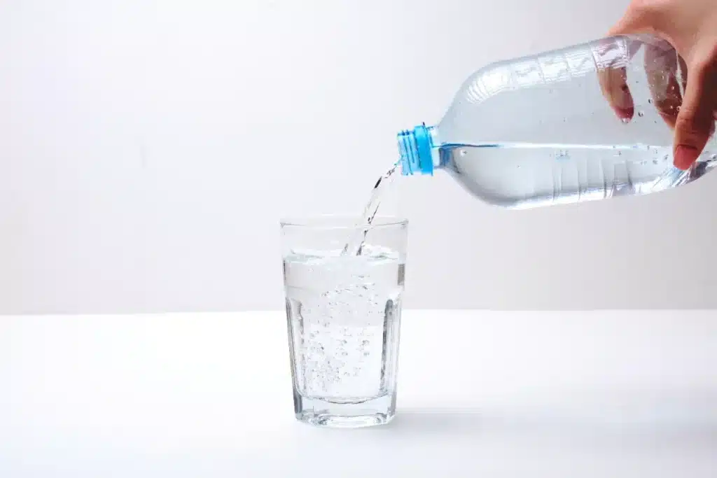 Une seule marque d'eau en bouteille échappe aux microplastiques alors que toutes les autres en contiennent