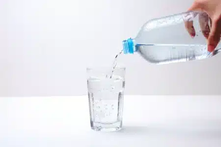 Une seule marque d'eau en bouteille échappe aux microplastiques alors que toutes les autres en contiennent