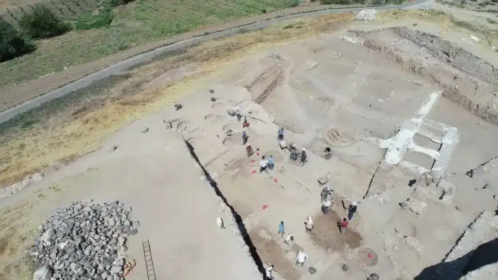Des ouvriers creusent pour une autoroute et tombent sur des centaines de pièces d'or enfouies depuis des siècles : « ça n'aurait jamais été trouvé »