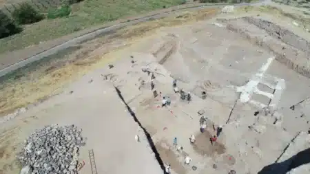 Des ouvriers creusent pour une autoroute et tombent sur des centaines de pièces d'or enfouies depuis des siècles : « ça n'aurait jamais été trouvé »