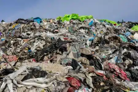 Cette montagne de 60 000 tonnes de vêtements européens grandit chaque année : les astronautes la voient depuis l'espace