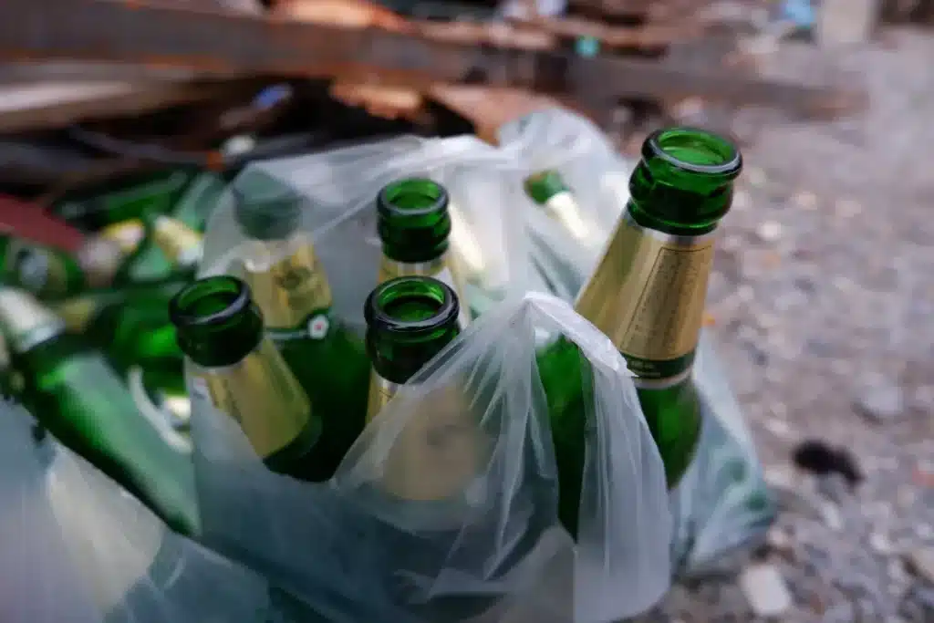 9 français sur 10 font cette erreur : pourquoi il ne faut jamais jeter le verre cassé dans le bac à verre