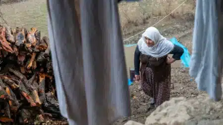 Ces femmes marocaines gravissent des montagnes pour capturer le brouillard : elles produisent des milliers de litres d'eau potable alors que leurs villages s'assèchent
