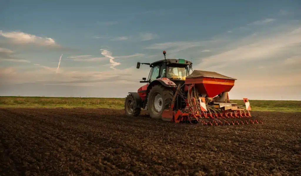 Cet agriculteur a enfoui 2 caleçons en coton identiques dans son champ : voici ce qu’il a trouvé après 2 mois