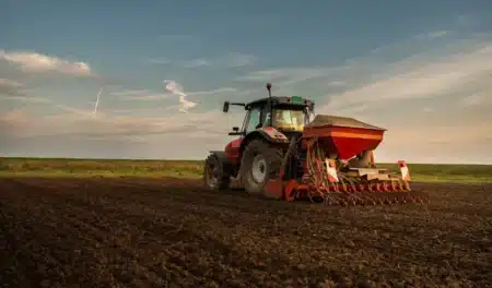 Cet agriculteur a enfoui 2 caleçons en coton identiques dans son champ : voici ce qu’il a trouvé après 2 mois