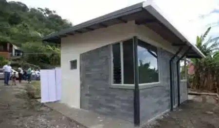 Cette mère costaricienne a économisé 9 ans pour un terrain : elle a ensuite bâti sa maison avec 7 tonnes de plastique recyclé, les architectes n'en reviennent pas