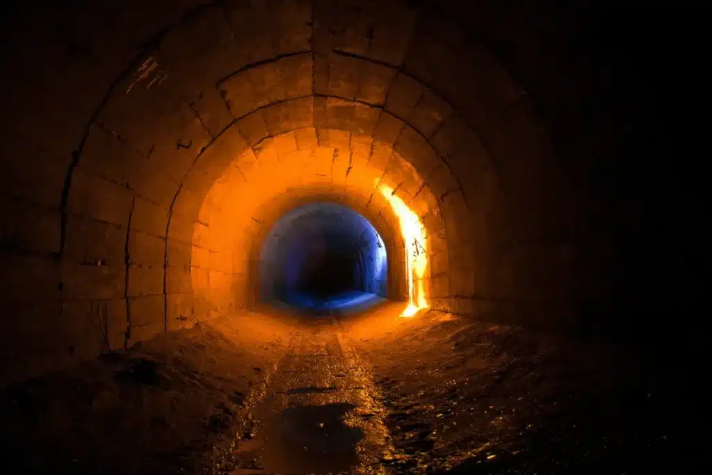 Des archéologues creusent dans un site funéraire vieux de 6 000 ans et tombent sur un tunnel médiéval que personne n'avait soupçonné