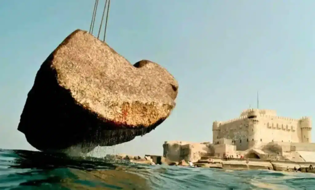 Des archéologues extraient des pierres de 80 tonnes de la mer, reconnues comme appartenant à l'une des sept merveilles du monde antique