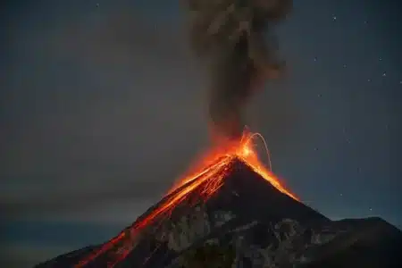 Le Guatemala déclenche l'alerte maximale : le volcan Fuego crache ses cendres à 30 km de la capitale, des milliers de familles évacuées dans la nuit